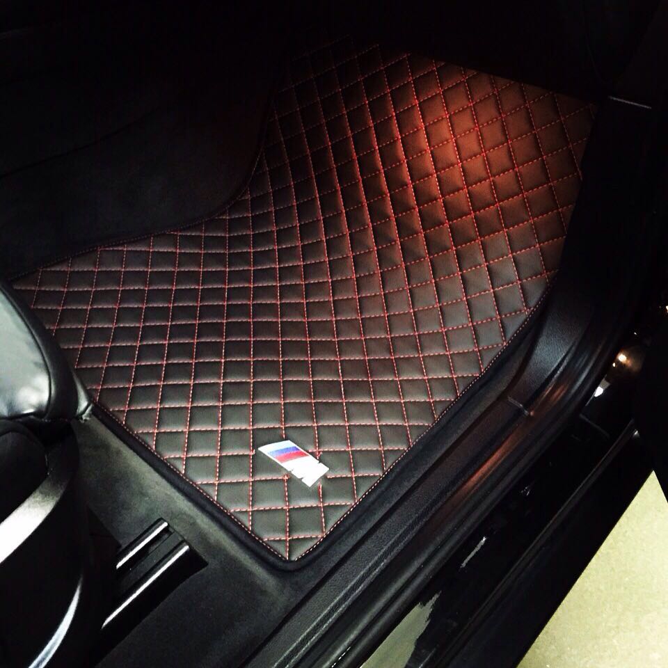 Коврики из экокожи: 2 передних и 2 задних с местом для отдыха ноги и съемным подпятником + задняя перемычка